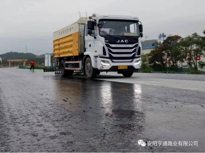 祝賀我司深汕西項目透層、封層試驗段圓 滿成功
